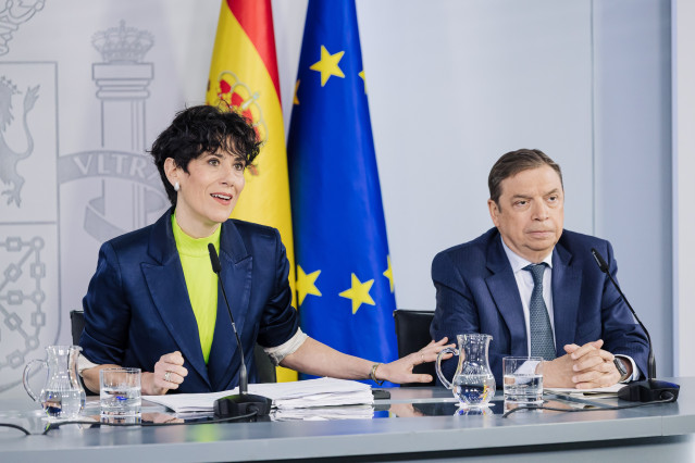 La ministra de Inclusión, Seguridad Social y Migraciones y portavoz del Gobierno, Elma Saiz, y el ministro de Agricultura, Pesca y Alimentación, Luis Planas, durante una rueda de prensa