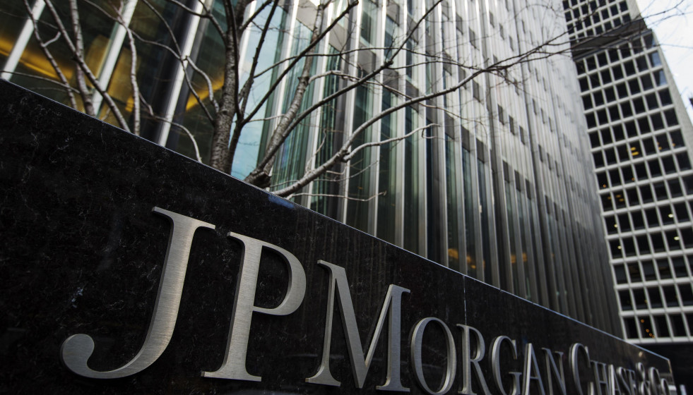 Archivo - Logo de JP Morgan Chase & Co. en su sede en Nueva York (Estados Unidos).