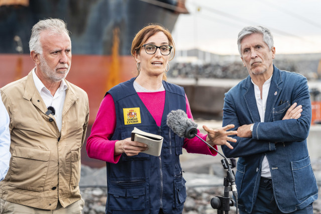 El ministro de Política Territorial y Memoria Democrática, Ángel Víctor Torres; la ministra de Sanidad, Mónica García; el ministro del Interior, Fernando Grande-Marlaska; atienden a los medios en el puerto de Granadilla.