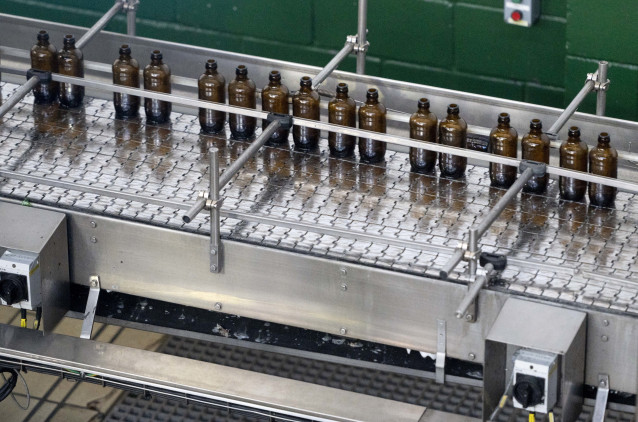Archivo - Varias botellas de cristal, en las instalaciones de la fábrica de cerveza Heineken de Madrid, a 15 de octubre de 2021, en San Sebastián de los Reyes, Madrid (España).