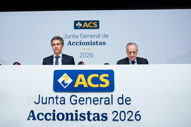 El presidente de ACS, Florentino Pérez (d), durante la junta de accionistas de ACS, en Ifema Madrid, a 8 de mayo de 2026, en Madrid