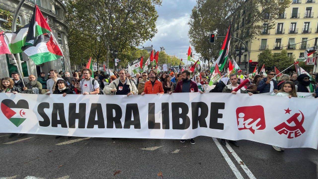 Pancarta de IU y el PSOE a favor del Sáhara libre de Marruecos.