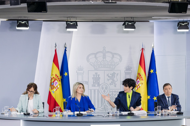 (I-D) La ministra de Sanidad, Mónica García; la ministra de Educación, Formación Profesional y Deportes, Milagros Tolón, ministra de Inclusión, Seguridad Social y Migraciones y portavoz del Gobierno, Elma Saiz, y el ministro de Agricultura, Pesca y Alimen