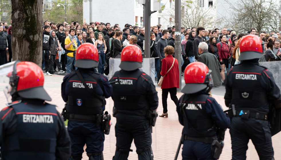 Archivo - Decenas de personas son observados por varios ertzainas durante una manifestación contra eun desalojo en Bilbao