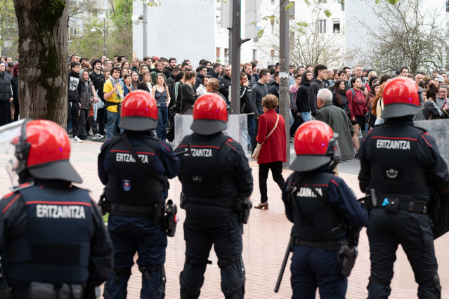 Archivo - Decenas de personas son observados por varios ertzainas durante una manifestación contra eun desalojo en Bilbao