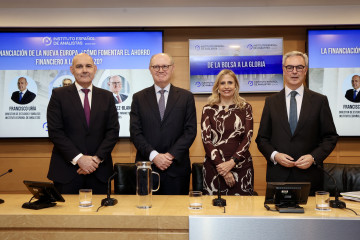 De izquierda a derecha: Francisco Uría, director de Estudios y Análisis del Instituto Español de Analistas (IEA); David Jiménez-Blanco, presidente de BME Markets & Exchanges; Lola Solana, presiden