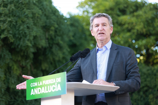 El presidente del Partido Popular, Alberto Núñez Feijóo, clausura un mitin en Tomares. A 12 de mayo de 2026, en Tomares, Sevilla (Andalucía, España).
