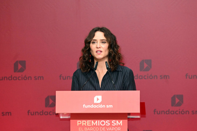 La Presidenta de la Comunidad de Madrid, Isabel Díaz Ayuso, durante la entegra de los galardones a los autores premiados en la 48ª edición de los Premios SM de Literatura Infantil