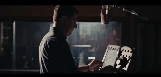 El presidente de la Junta y candidato del PP-A a la reelección, Juanma Moreno, ha desvelado este miércoles su autoría de la canción 'kilómetro Sur', con la publicación del videoclip en el que aparece en el estudio de grabación