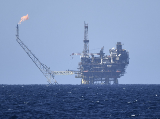 Archivo - Imagen de una plataforma de gas y petróleo.