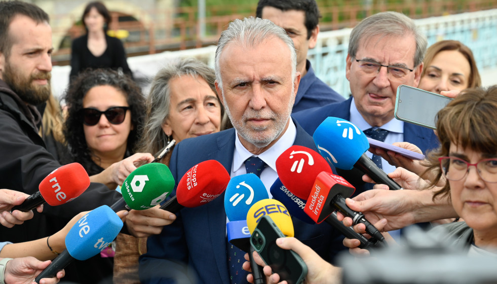 El ministro Angel Victor Torres preside el acto homenaje a las victimas del exilio en Irun Gipuzkoa Puente Avenida