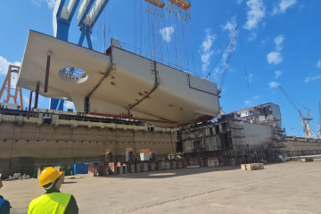 Colocación de la macroestructura del BAM-IS en el dique del astillero de Navantia Puerto Real.