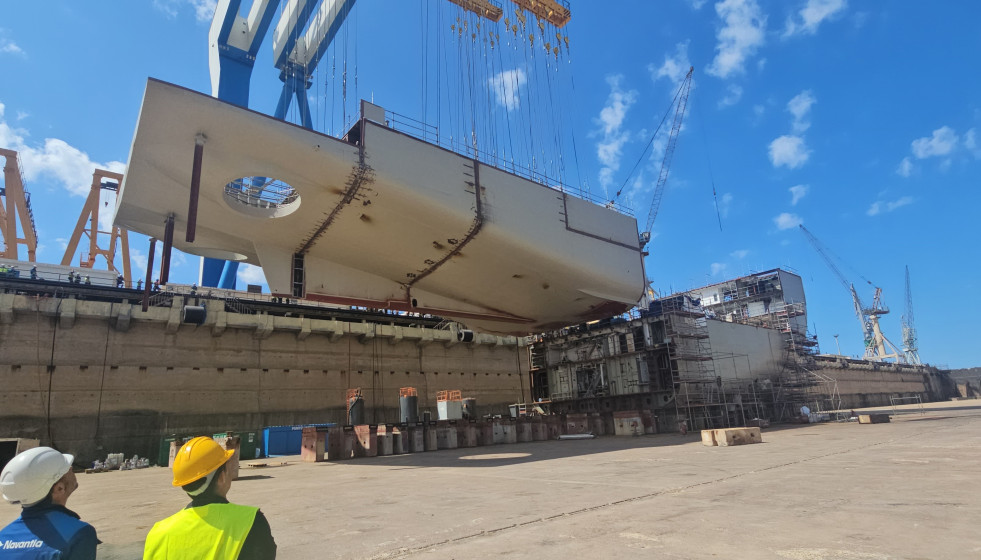 Colocación de la macroestructura del BAM-IS en el dique del astillero de Navantia Puerto Real.