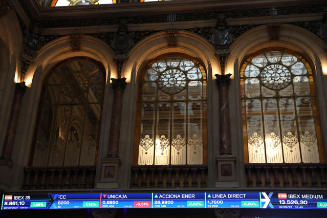 Archivo - Valores del Ibex 35 en el Palacio de la Bolsa.