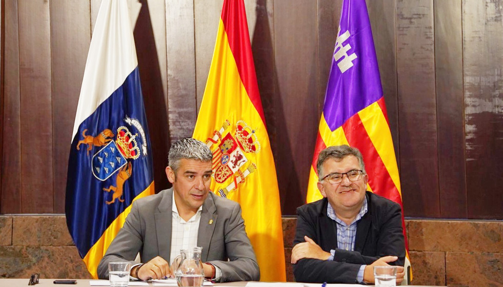 Archivo - El consejero de Agricultura, Ganadería, Pesca y Soberanía Alimentaria del Gobierno de Canarias, Narvay Quintero; el consejero de Agricultura, Pesca y Medio Natural del Gobierno de Baleares