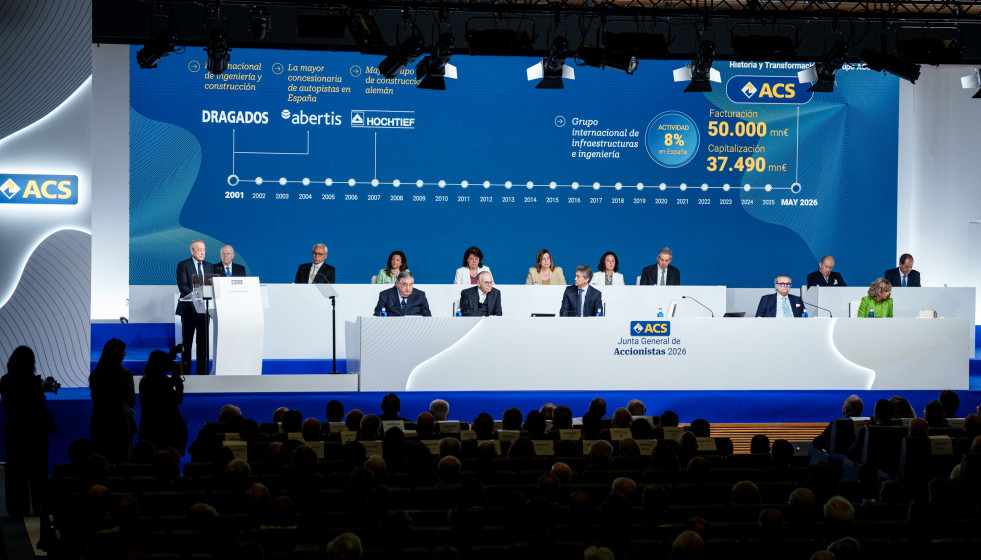 El presidente de ACS, Florentino Pérez (i), y el consejero delegado Juan Santamaría Cases (1 fila, 3d), durante la junta de accionistas de ACS, en Ifema Madrid