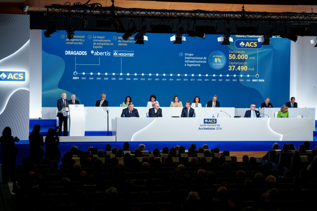 El presidente de ACS, Florentino Pérez (i), y el consejero delegado Juan Santamaría Cases (1 fila, 3d), durante la junta de accionistas de ACS, en Ifema Madrid