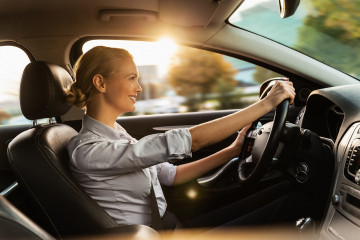 Archivo - Una mujer en un coche