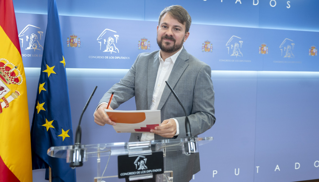 El diputado de Compromís y portavoz adjunto de Sumar en el Congreso, Alberto Ibáñez, durante una rueda de prensa en el Congreso de los Diputados, a 28 de abril de 2026, en Madrid (España).