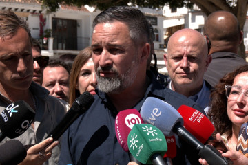 El presidente de Vox, Santiago Abascal, en una atención a medios en Mijas, Málaga
