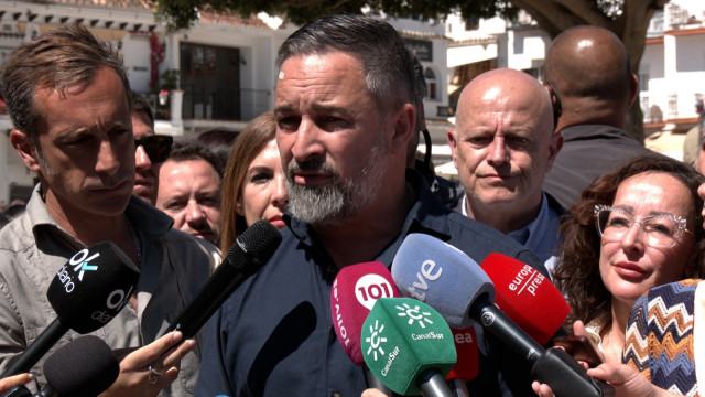 El presidente de Vox, Santiago Abascal, en una atención a medios en Mijas, Málaga