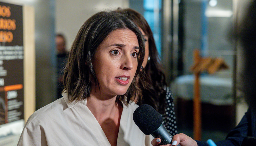 La secretaria política de Podemos y eurodiputada, Irene Montero, atiende a los medios de comunicación a su llegada a la conferencia ‘Bebés robados: memoria, justicia y reparación’ en el Congre