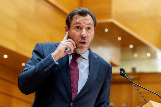 El ministro de Transportes y Movilidad Sostenible, Óscar Puente, interviene durante una sesión plenaria del Senado