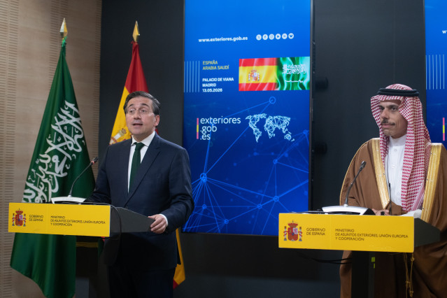 El ministro de Asuntos Exteriores, Unión Europea y Cooperación, José Manuel Albares, junto a su homólogo saudí, el príncipe Faisal bin Farhan al Saud
