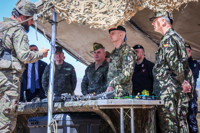 El Jefe de Estado Mayor de la Defensa (JEMAD), el almirante general Teodoro López Calderón, y de su homólogo italiano, el general Luciano Portolano, asisten a una demostración de fuerza en la base militar 'Álvarez de Sotomayor' de Viator (Almería).