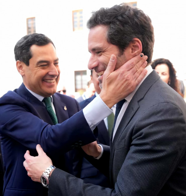Archivo - Juanma Moreno, saluda al portavoz nacional del PP, Borja Sémper. (Foto de archivo).