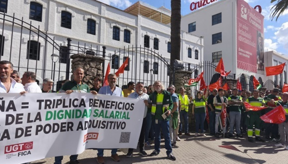 Concentración de los trabajadores a las puertas de Heineken.