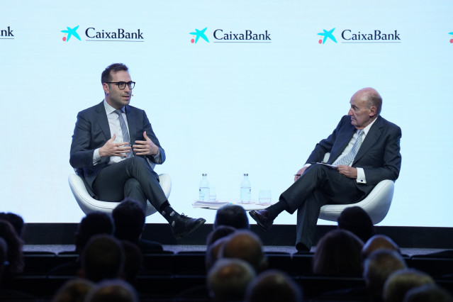 El vicepresidente primero del Gobierno y ministro de Economía, Carlos Cuerpo (i), y el presidente de la Societat Econòmica Barcelonesa d'Amics del País, Miquel Roca (d) durante la conferencia ‘Presente y futuro de la economía española’