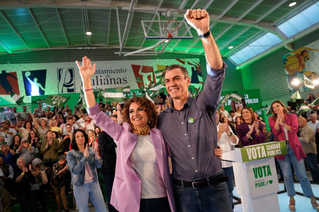 El presidente del Gobierno y secretario general del PSOE, Pedro Sánchez junto a la candidata socialista a la Junta de Andalucía, María Jesús Montero, en un mitin de campaña.