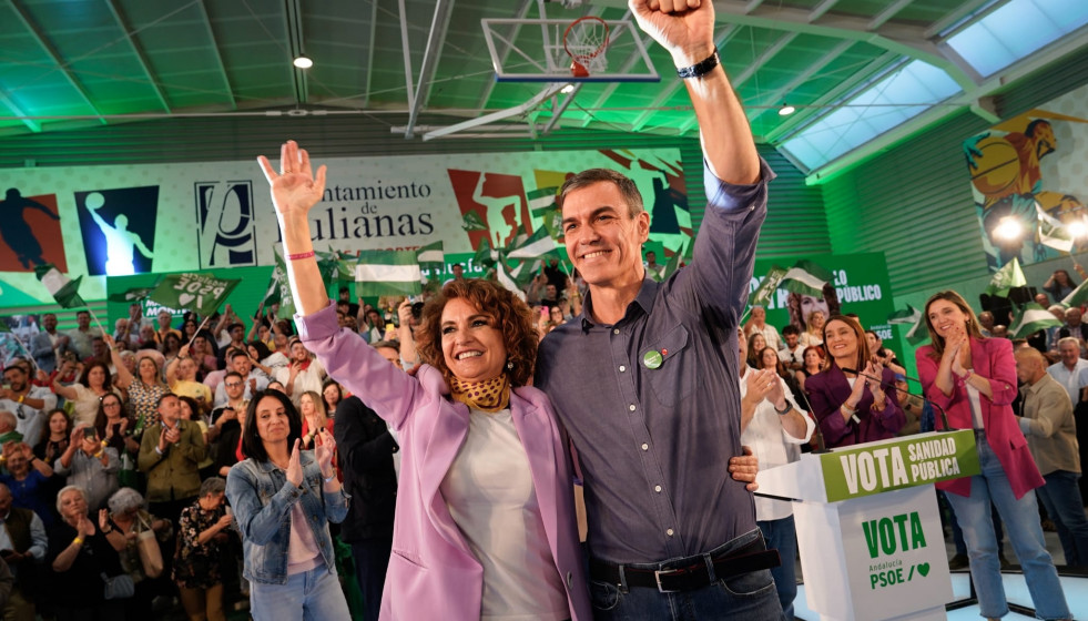 El presidente del Gobierno y secretario general del PSOE, Pedro Sánchez junto a la candidata socialista a la Junta de Andalucía, María Jesús Montero, en un mitin de campaña.