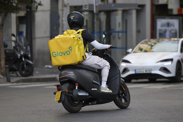 Archivo - Un repartidor de Glovo en una moto por una calle de Madrid, 29 de agosto de 2025, en Madrid (España).
