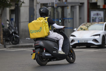 Archivo - Un repartidor de Glovo en una moto por una calle de Madrid, 29 de agosto de 2025, en Madrid (España).