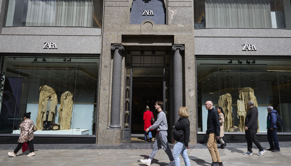 Archivo - Fachada de una tienda de Zara en Madrid