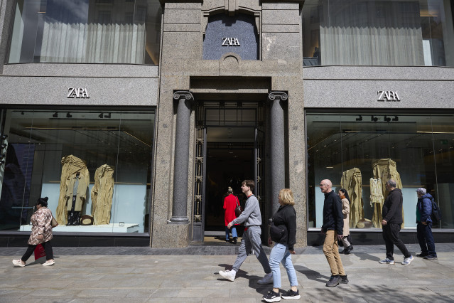 Archivo - Fachada de una tienda de Zara en Madrid