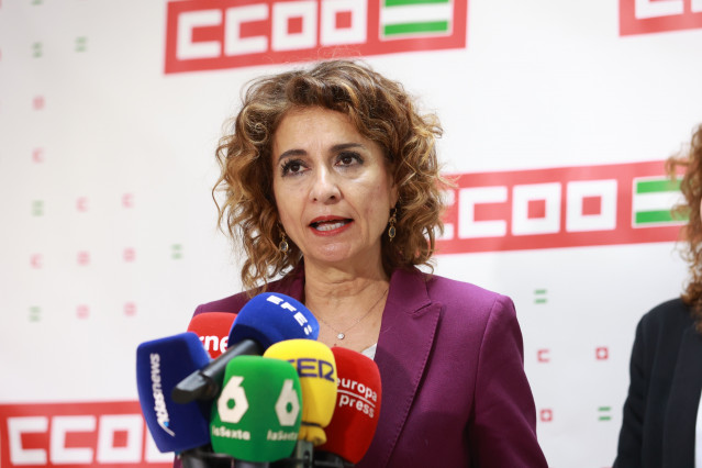 La secretaria general del PSOE-A y candidata a la Presidencia de la Junta de Andalucía, María Jesús Montero, atiende a los medios antes de mantener una reunión con la secretaria general de CCOO-A, Nuria López, en Sevilla. (Foto de archivo).