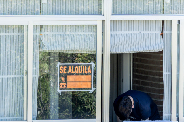 Archivo - Un cartel que anuncia que se alquila una vivienda