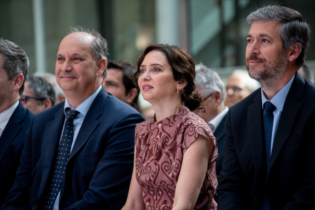 La presidenta de la Comunidad de Madrid, Isabel Díaz Ayuso (c), el Consejero de Presidencia, Justicia y Administración Local, Miguel Ángel García Martín (d), y el consejero de Digitalización, Miguel López-Valverde Argüeso (i),  presenta el avatar SOL, a 2