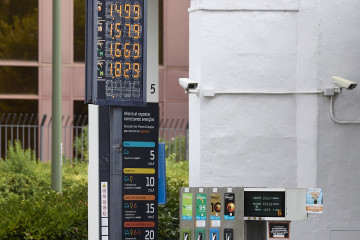 Archivo - Precios en una gasolinera