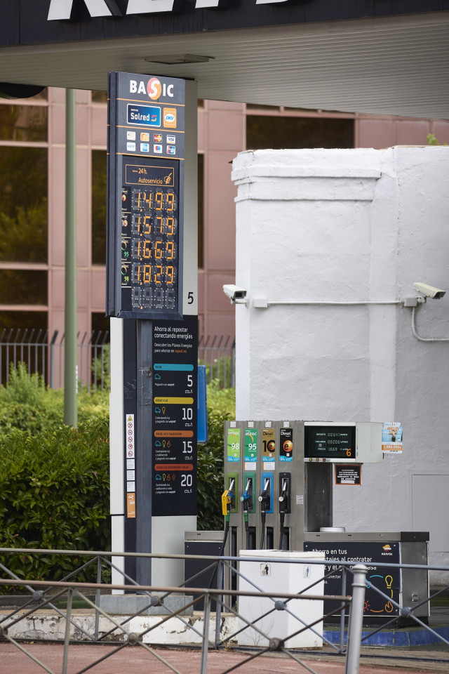Archivo - Precios en una gasolinera