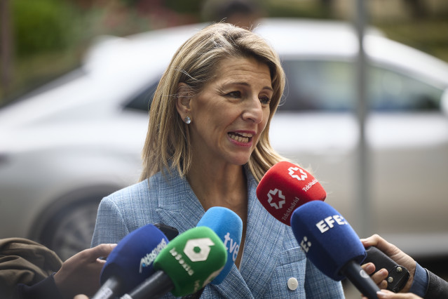 La vicepresidenta segunda y ministra de Trabajo y Economía Social, Yolanda Díaz, atiende a los medios a su llegada durante una visita a la Escuela Nacional de Medicina del Trabajo del Instituto de Salud Carlos III, a 11 de mayo de 2026, en Madrid (España)