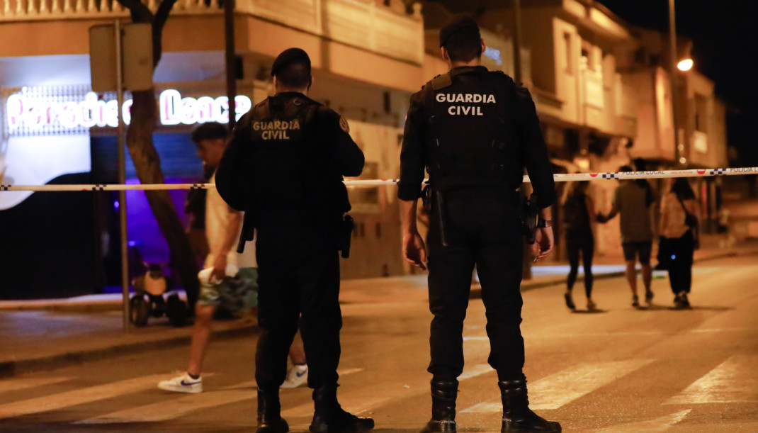 Archivo - Varios agentes de la Guardia Civil controlan los accesos en Torre-Pacheco (Murcia) tras incidentes por una agresión a un vecino