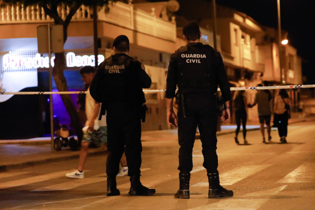 Archivo - Varios agentes de la Guardia Civil controlan los accesos en Torre-Pacheco (Murcia) tras incidentes por una agresión a un vecino