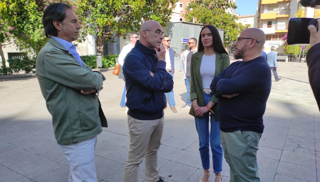 Jorge Buxadé junto a otros miembros de Vox en su paso por la capital jiennense