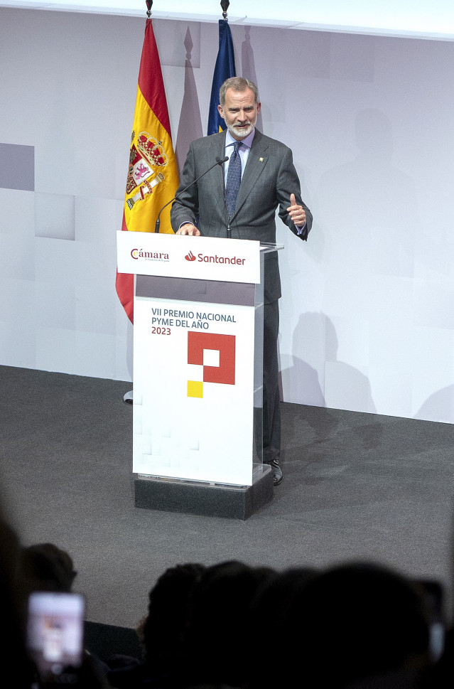Archivo - El Rey Felipe VI interviene durante la séptima edición del ‘Premio Nacional Pyme del Año’, que ha ganado la empresa jienense Meltio, en la sede de Santander España, a 30 de abril de 2024, en Madrid (España).