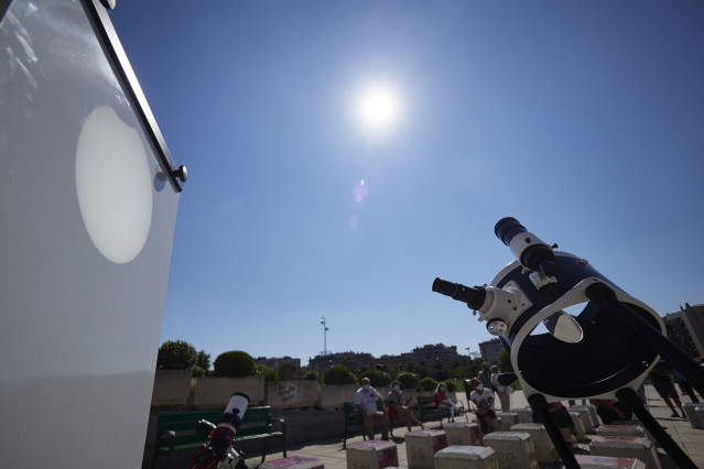 Archivo - Un telescopio frente a una lona para proyectar el eclipse solar