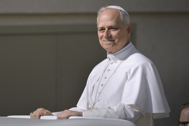 Archivo - El Papa León XIV recorre la plaza de San Pedro en Papamóvil por primera vez antes de la misa de inicio de su Pontificado, a 17 de mayo de 2025, en Ciudad del Vaticano.